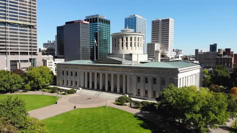 Ohio-Statehouse-In-Der-Innenstadt-Von-Columbus,-Ohio---Drohnenaufnahmen-Aus-Der-Luft