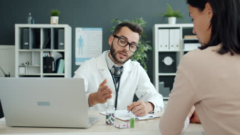 el médico discutiendo con el paciente