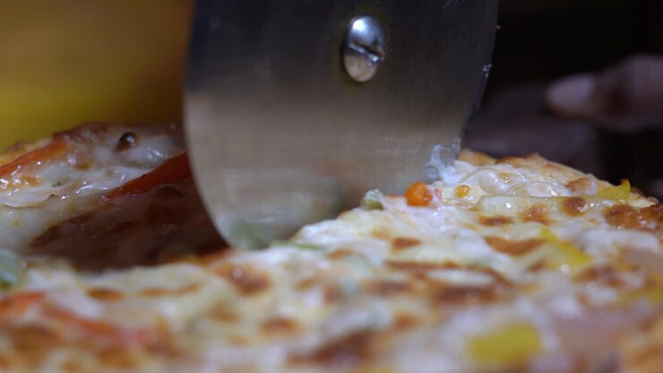 tagliare la fetta di pizza per mangiare