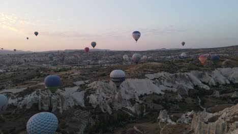 vista de dron antes del amanecer de un colorido globo de aire caliente inflado sobre una amplia llanura, una atracción turística muy famosa en capadocia, turquía