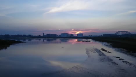 Reflexion-Des-Sonnenaufgangs-Im-Holländischen-Süßwasser-Gezeitenbereich