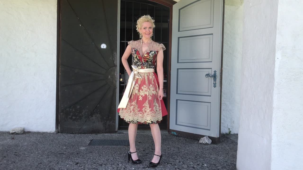 교회 앞의 dirndl의 여성