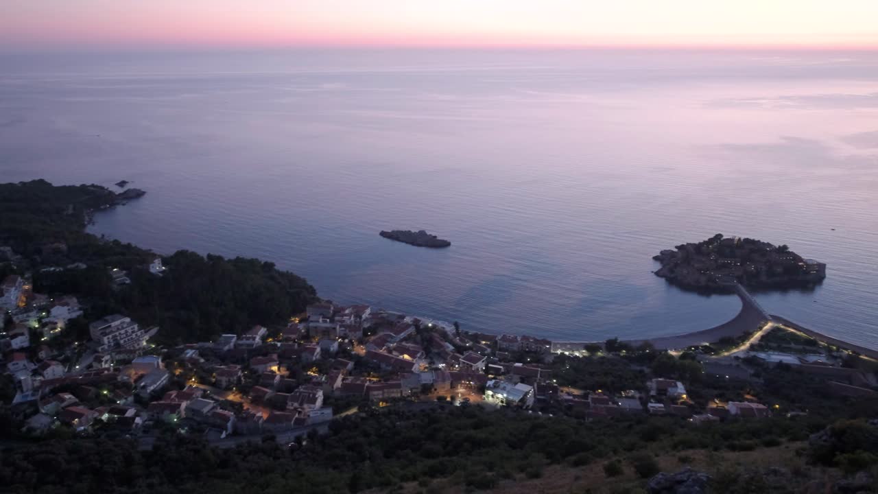 puesta de sol con vistas a la costa en montenegro cerca de sveti stefan