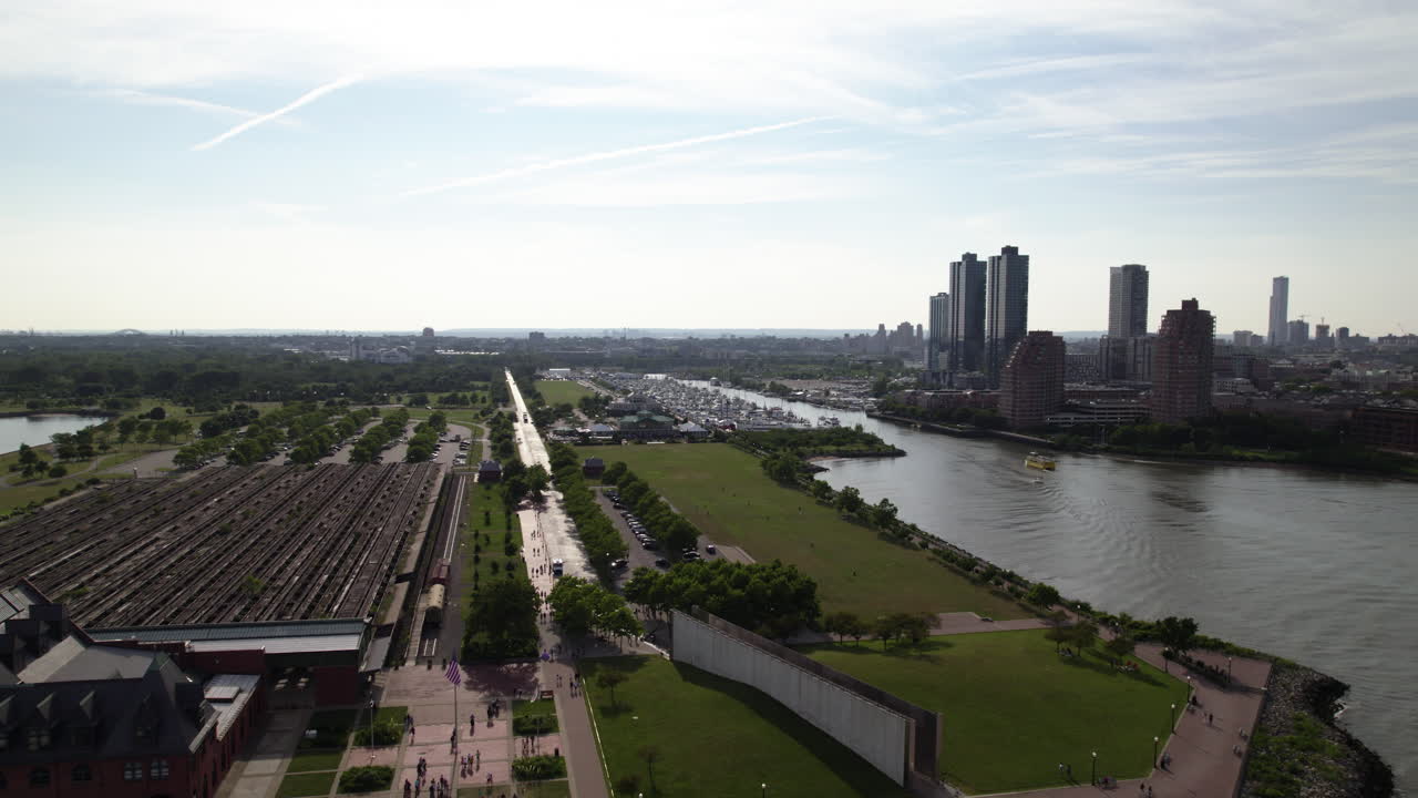 뉴저지 터미널의 중앙 철도를 통과하는 공중 전망, 미국 뉴욕의 여름 - 역방향, 드론 샷