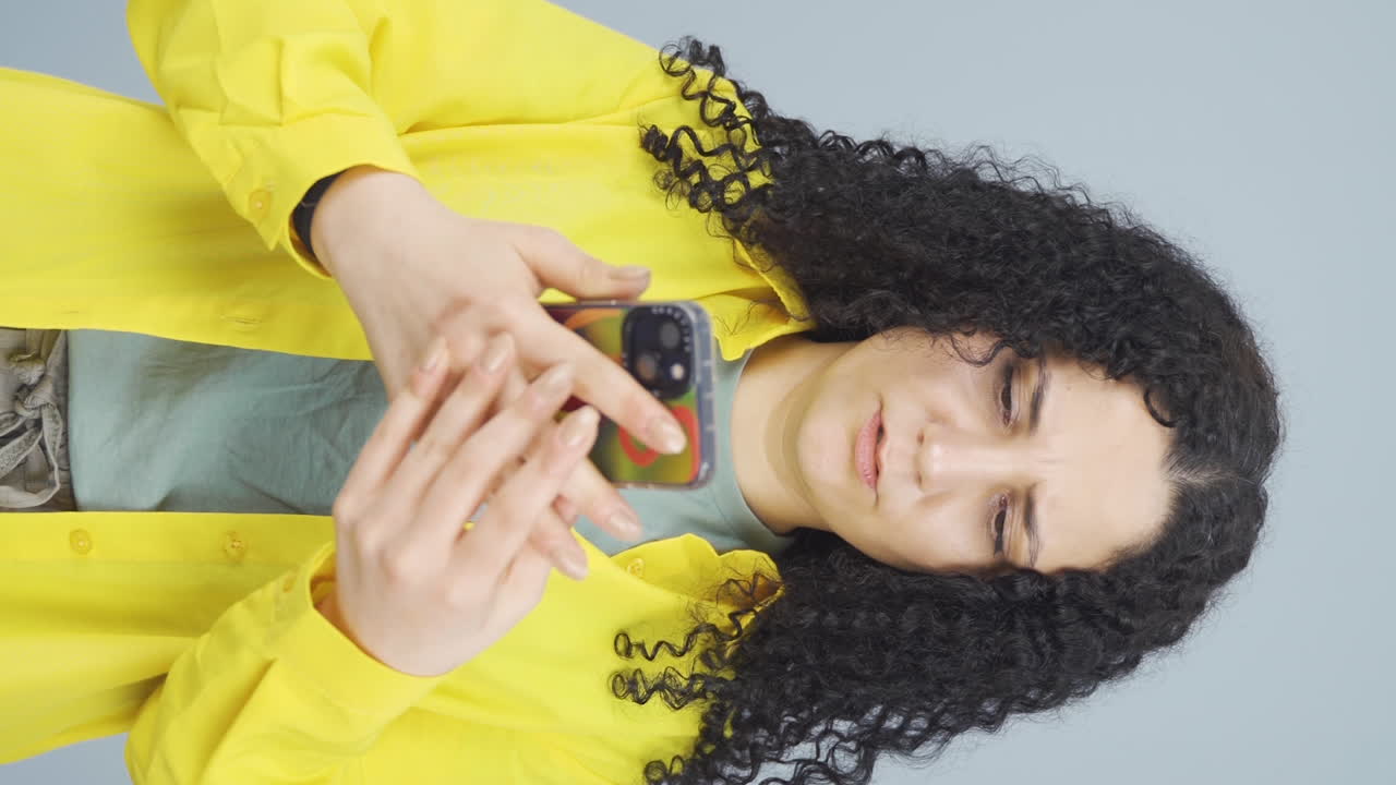 el video vertical del teléfono de la joven hablando por teléfono se queda sin carga.