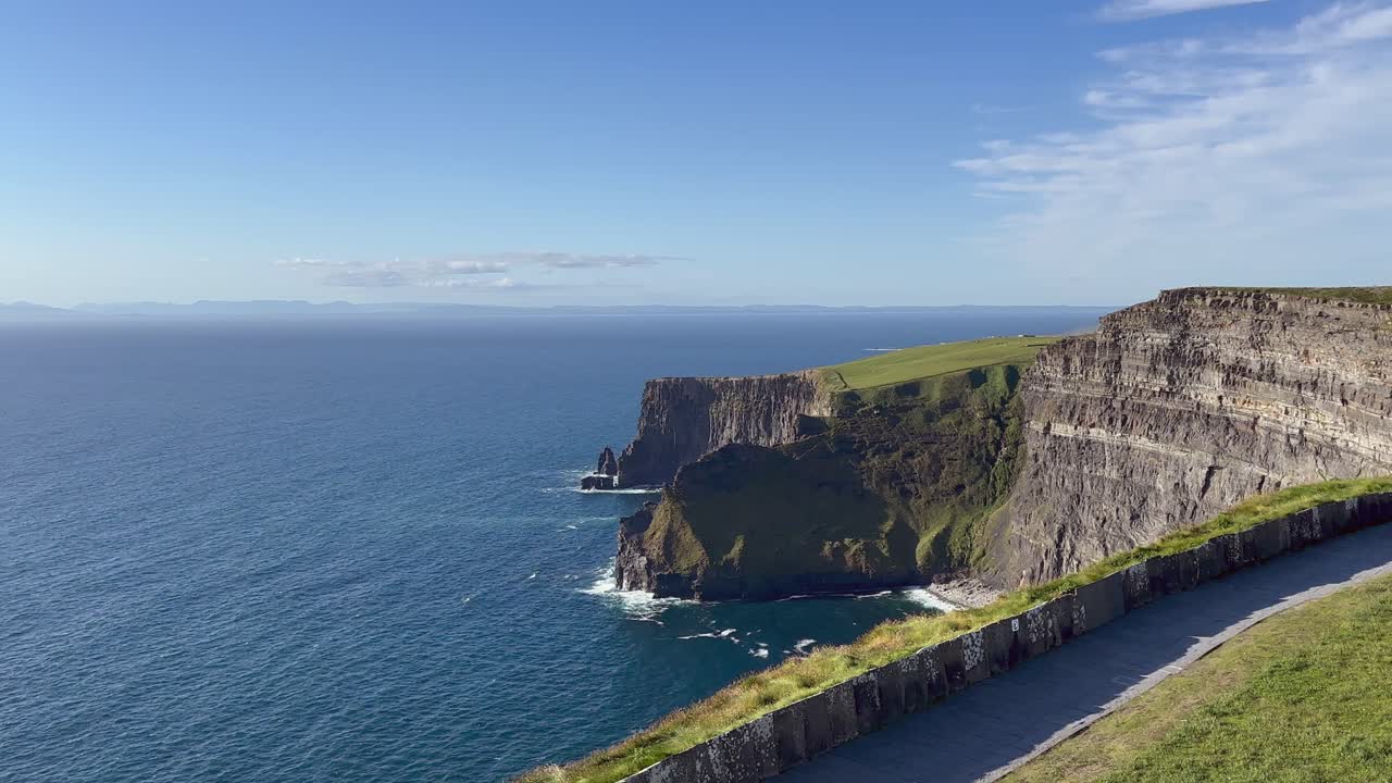vista de ángulo alto del sendero a lo largo del borde de los acantilados del mar irlandés de moher