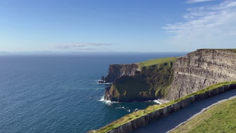 Vista-En-ángulo-Alto-Del-Sendero-A-Lo-Largo-Del-Borde-De-Los-Acantilados-Del-Mar-De-Moher,-Irlanda