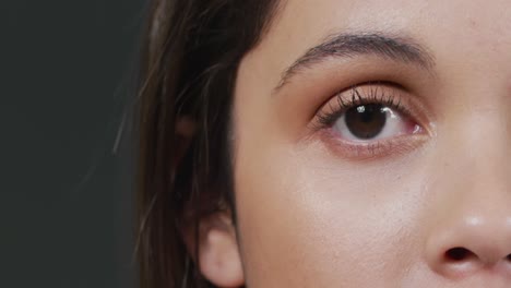 primer plano de un ojo de una mujer caucásica