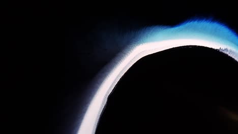 reacción de llamaradas solares de sol azul y blanco brillante con tinta líquida