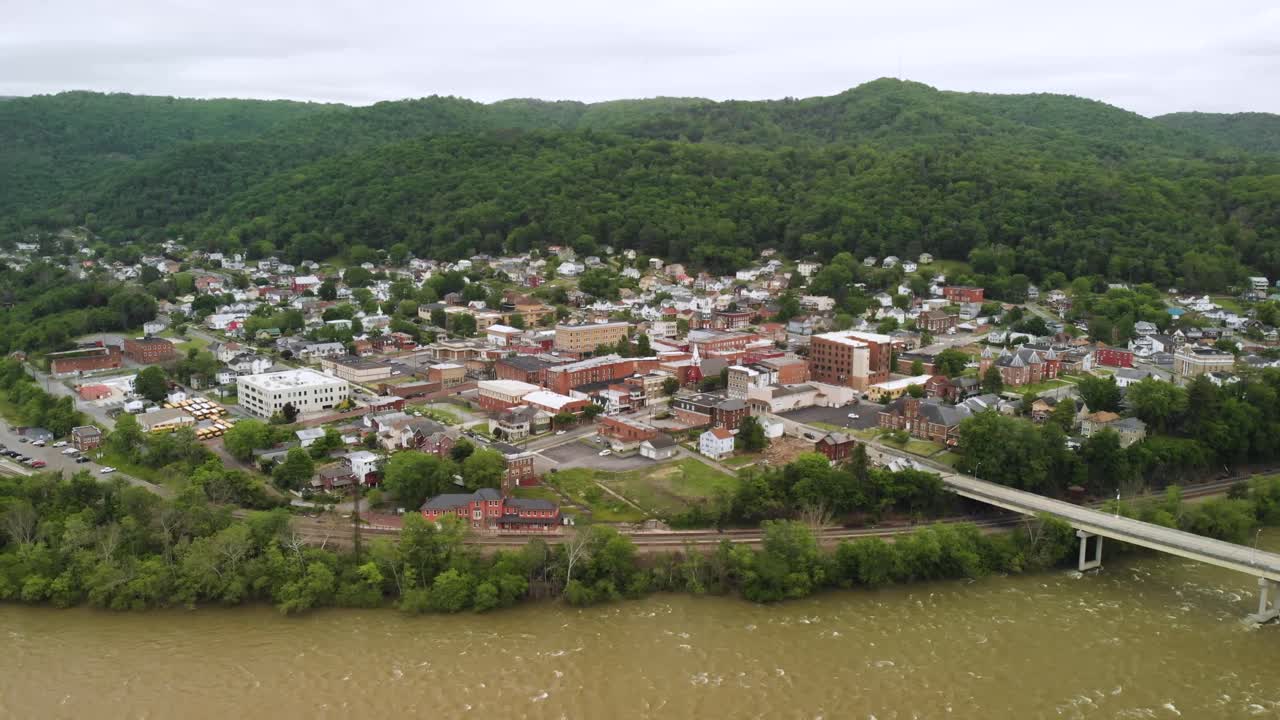 paralaje aéreo de un pequeño pueblo - hinton wv