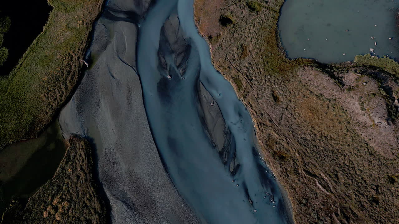 숨가 ⁇ 는 맥스 뷰 트래킹 강의  ⁇ , 바위와 황량한 풍경을 가로질러 흐르는,  ⁇ 은 날, 낮의 빛, 아무도, 야생, 야외