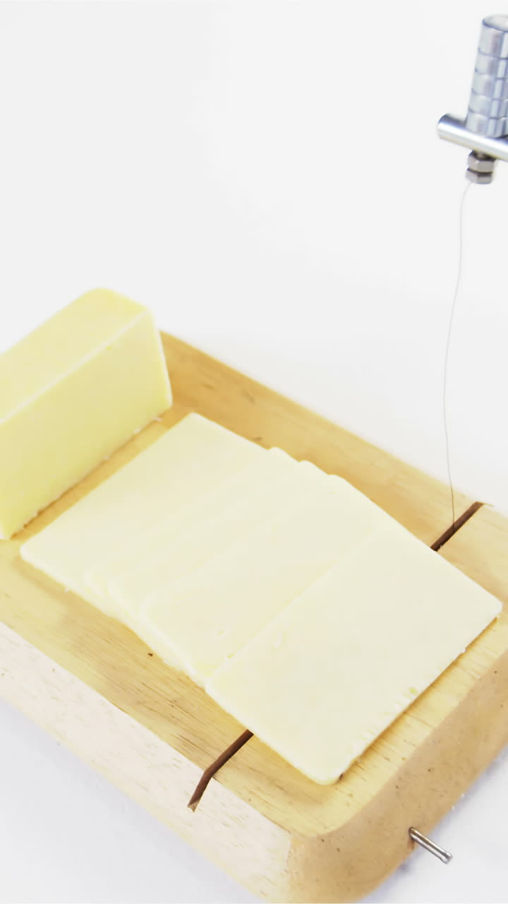 rebanadas de queso en una bandeja de madera