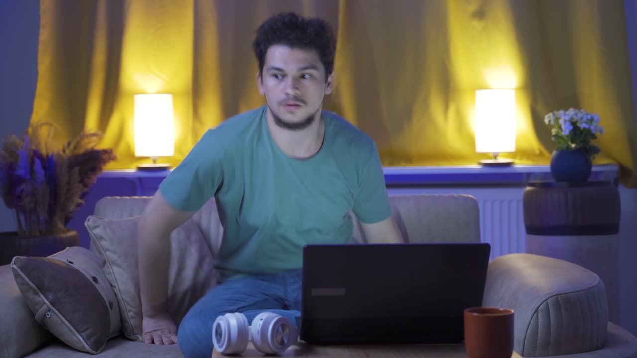 hay un ladrón en la casa por la noche. el hombre tiene miedo.