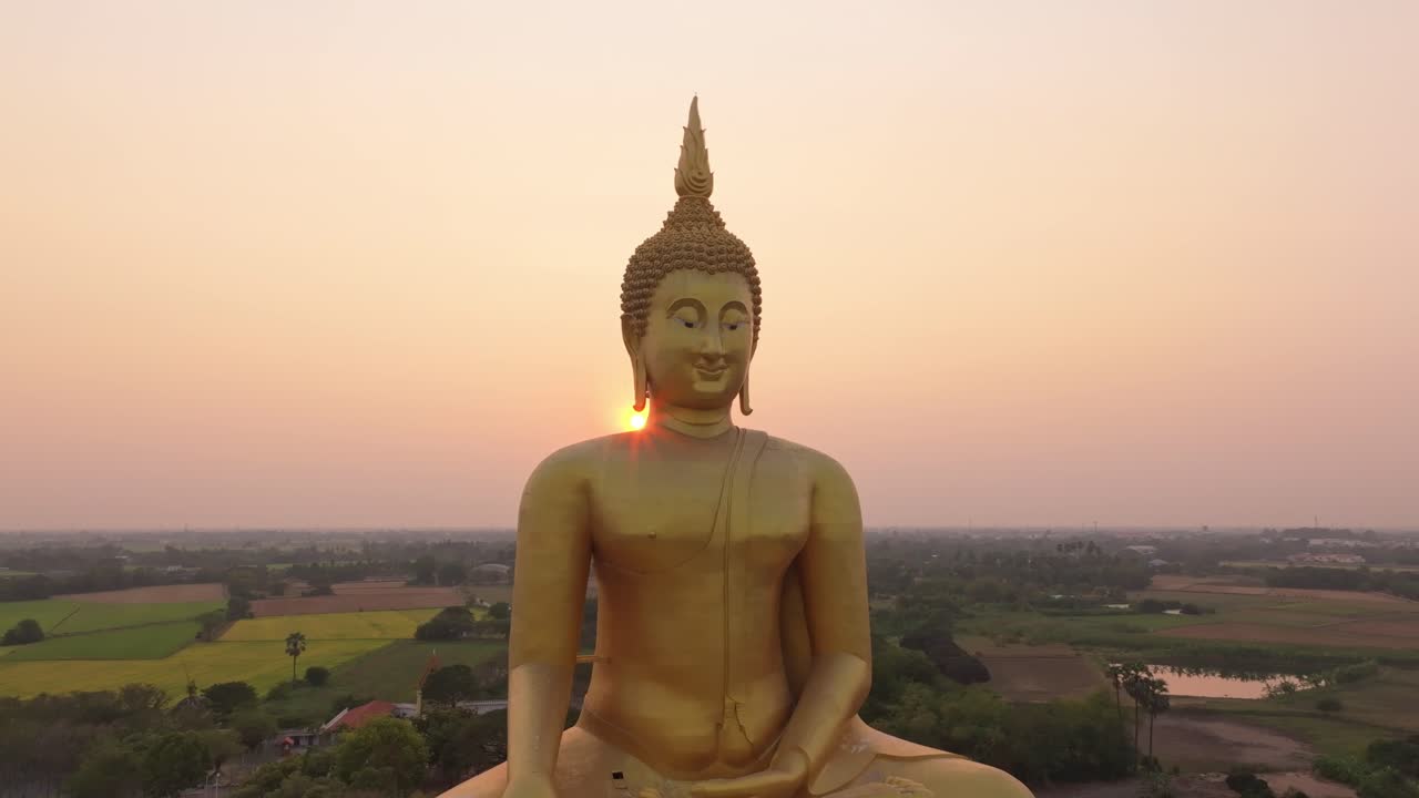 Inquadratura aerea dell'alba sopra il Grande Buddha al tempio Wat Muang