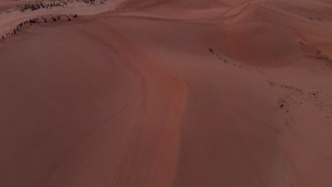 Toma-Aérea-Cinematográfica-De-Un-Amanecer-Dorado-Sobre-Las-Remotas-Dunas-De-Vietnam-Con-Arena-Intacta-Y-Cielo-Nublado-6