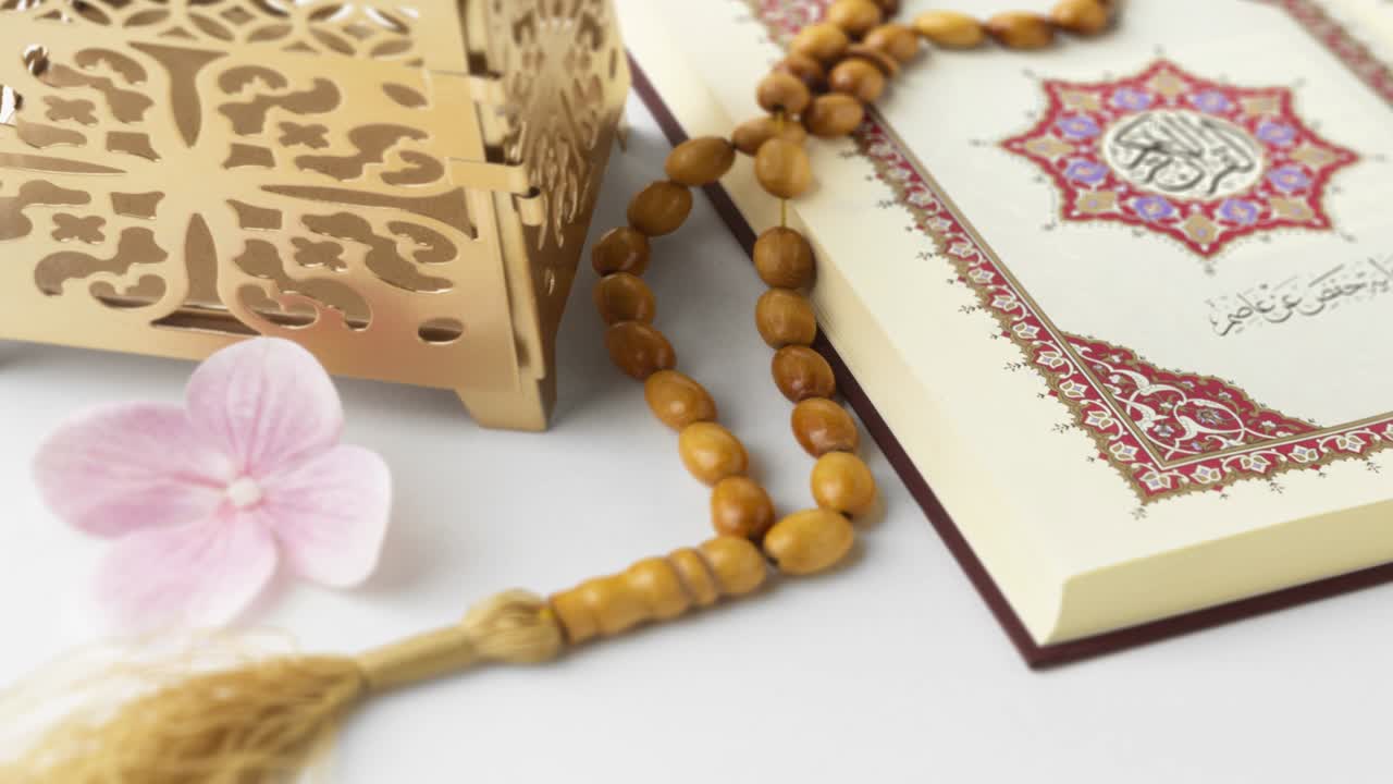 libro del corán y letra árabe - corán y símbolos islámicos, fondo del ramadán islámico con luna y lámparas, fondo del ramadan islámico - símbolo del ayuno, iftar, suhoor, eid, ritual y tradiciones islámicas