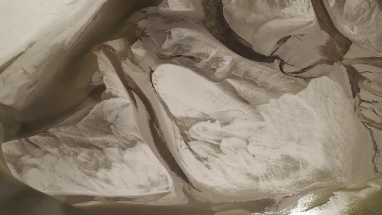 una toma aérea de arriba hacia abajo del río seco debido a la sequía causada por el calentamiento global muestra escasez de agua en europa