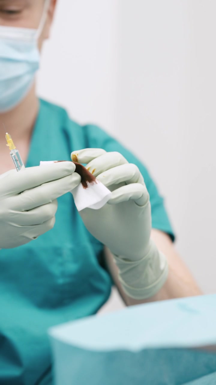 Operatore sanitario che prepara siringa e garza in clinica