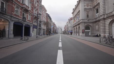 leere einkaufsstraße bondgenotenlaan in leuven, belgien