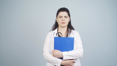 el médico mira a la cámara con una expresión sencilla.