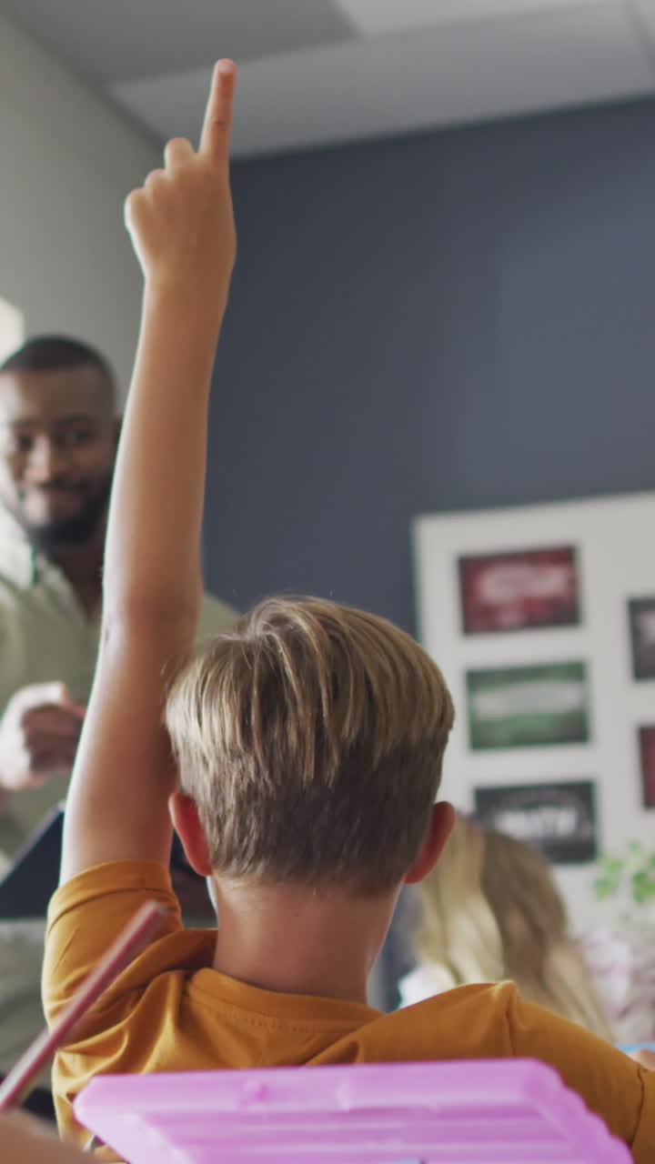 video de un feliz maestro afroamericano durante la lección con una clase de alumnos diversos