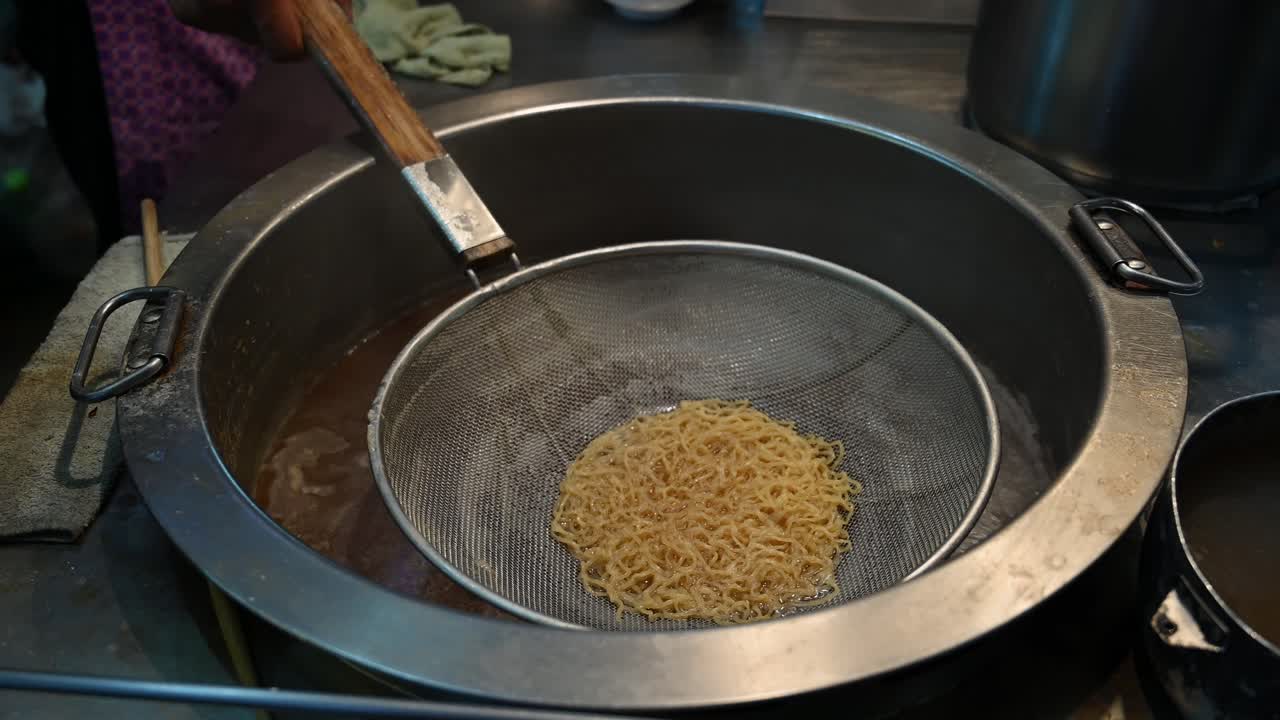 fideos kwetiau, comida callejera en tailandia