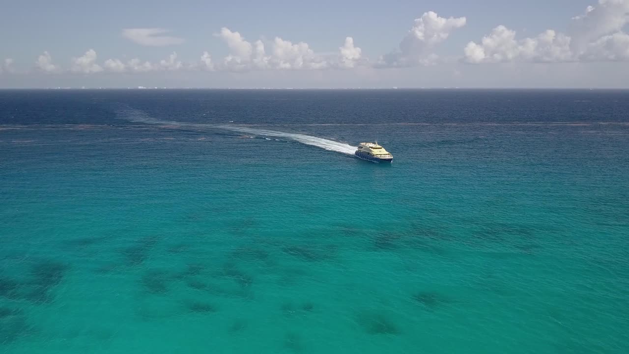 antena - yate de lujo a toda velocidad a través de las aguas turquesas de cancún, méxico