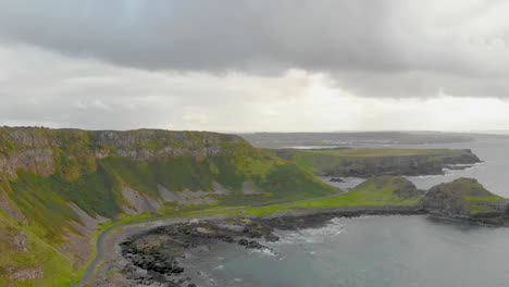 Imágenes-Aéreas-De-La-Costa-De-Irlanda-Del-Norte-En-Un-Día-Nublado