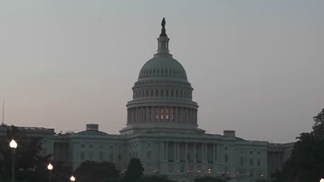 El-Edificio-Del-Capitolio-En-Washington-Dc-Al-Anochecer-1