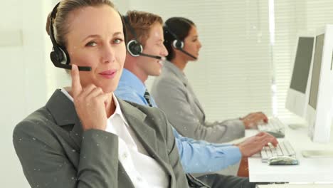 animación de la nevada sobre diversos agentes hablando con el cliente y trabajando en la computadora en la oficina.