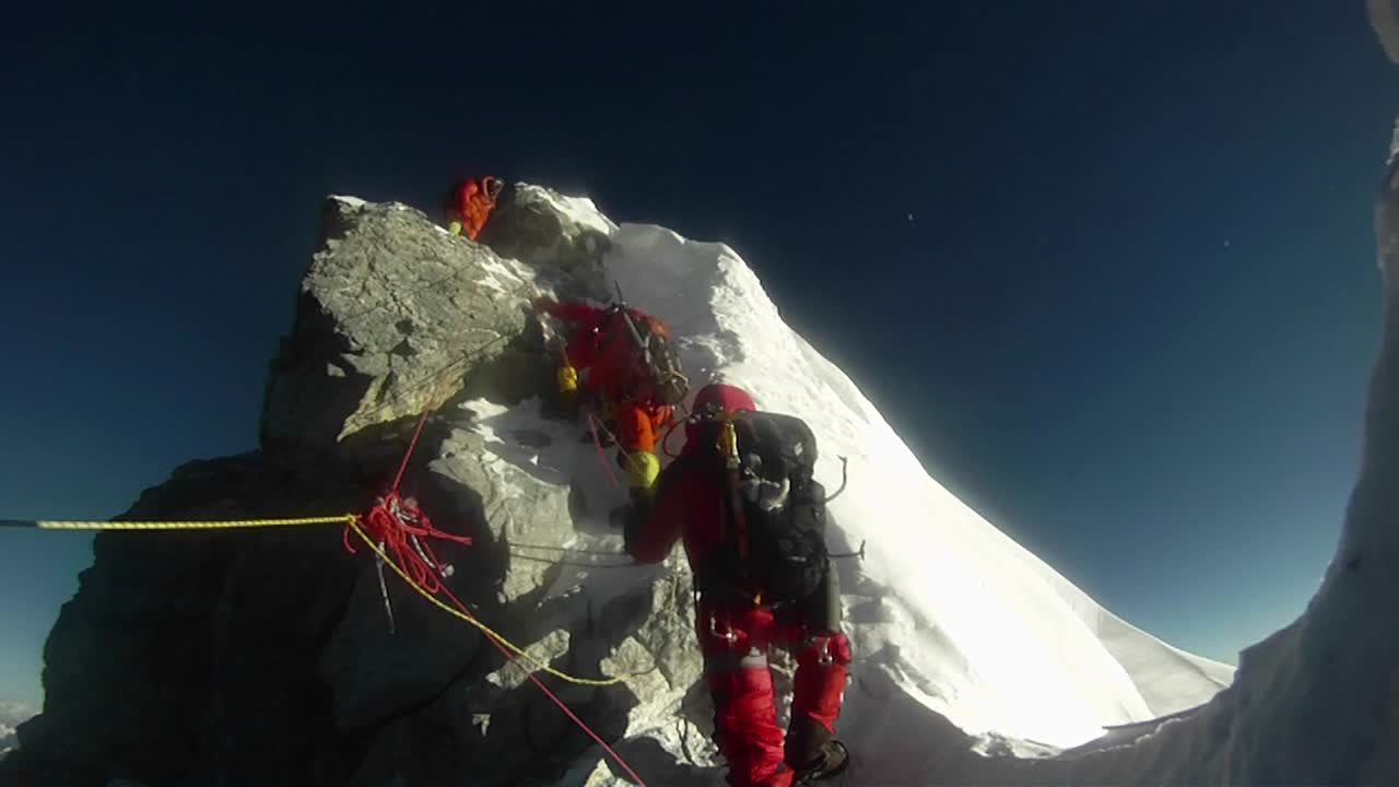 등반가가 힐러리 단계를 오르는 첫 걸음