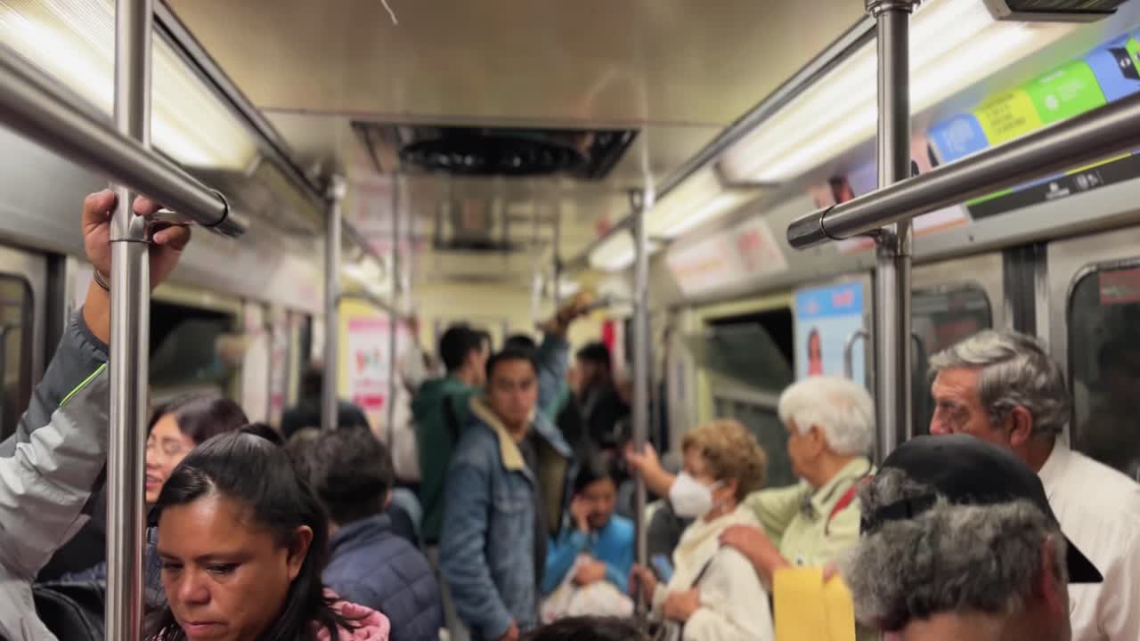 Routine commute through the underground of CDMX