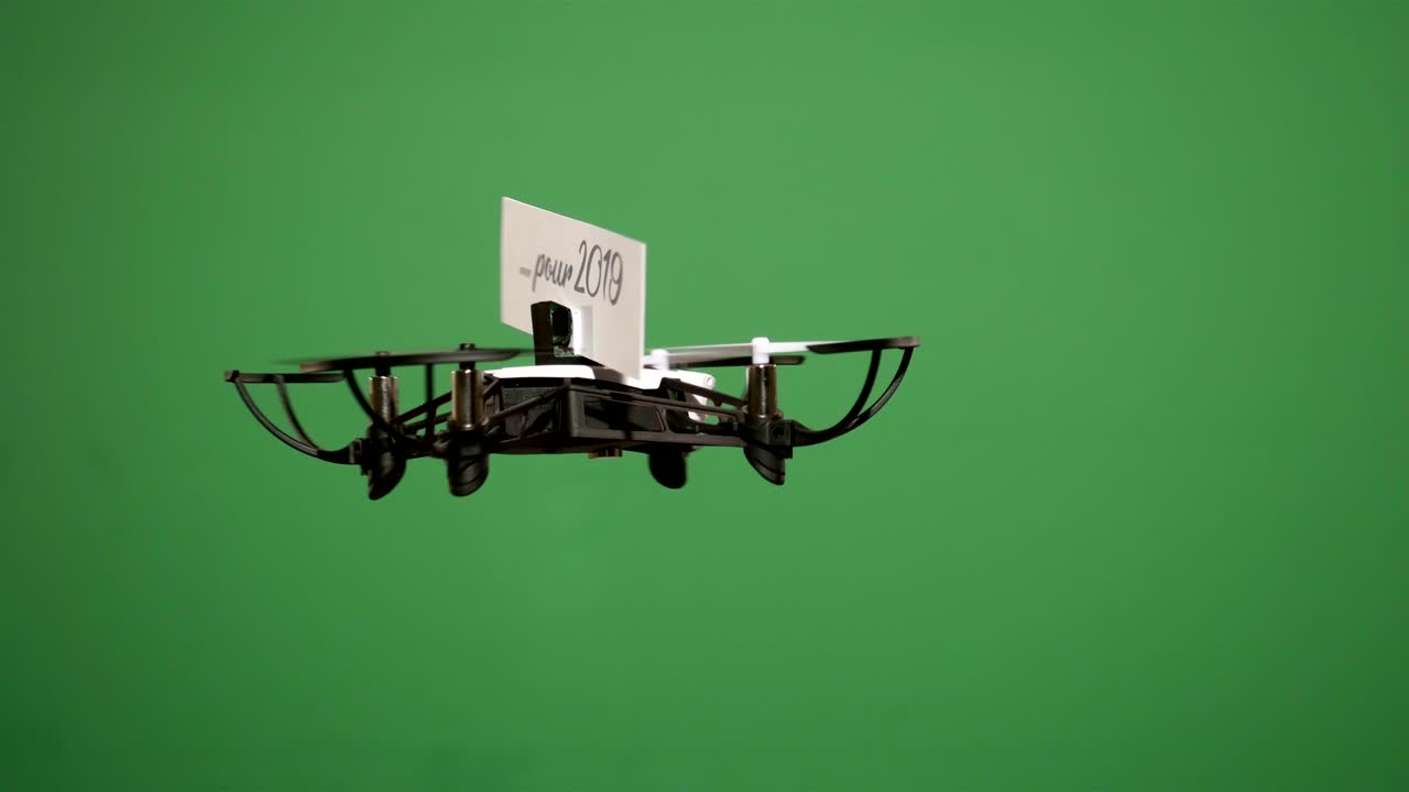 드론으로 전달된 메시지 : 녹색 화면에 있는 계절의 인사