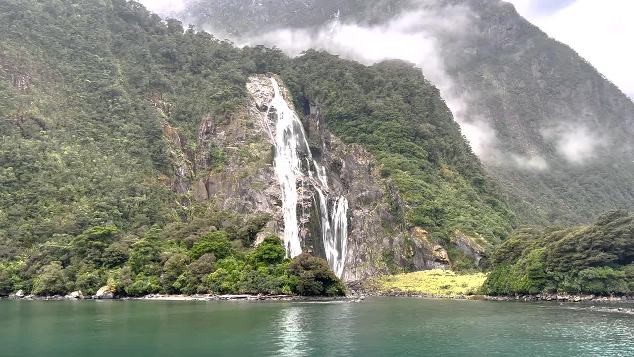 Fiordo nebbioso e suggestivo della Nuova Zelanda, cascata Bowen di Milford Sound vista dalla barca