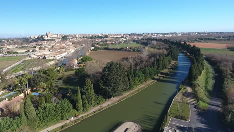 Canal-Du-Midi-Mit-Béziers-Im-Hintergrund,-Luftdrohnenansicht