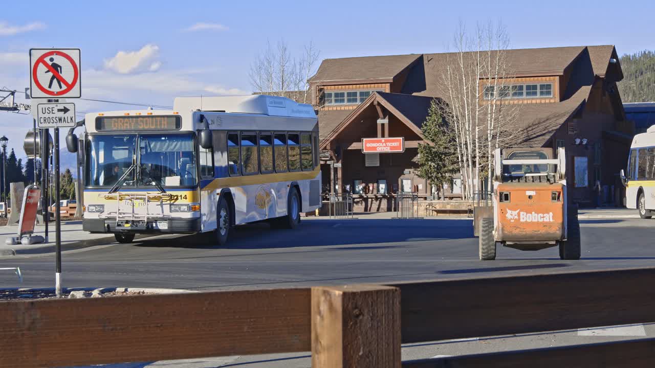 버스 정류장을 따라 운전하는 소형 프런트 엔드 로더