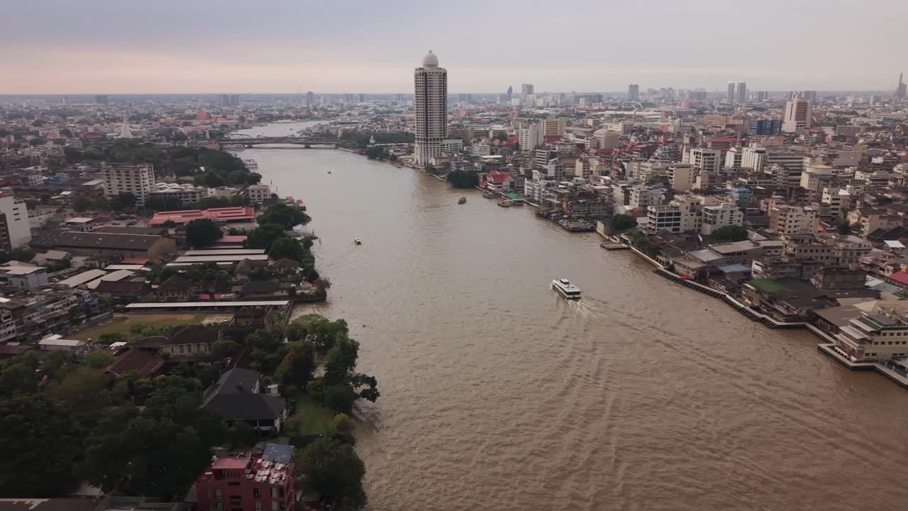 Tayland'ın başkenti Bangkok'ta Chao Phraya Nehri'nin tekneler, silüet, köprüler ve kentsel kıyı şeridiyle havadan görünümü (1).