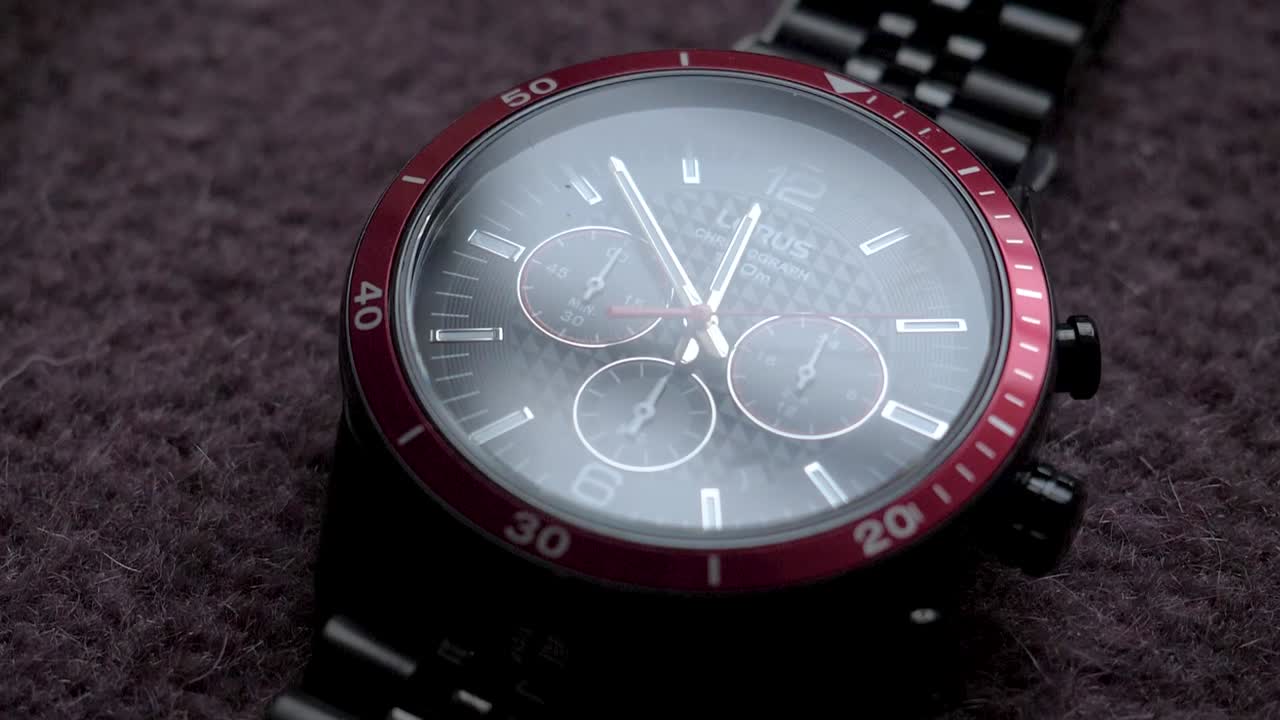 detalle de reloj de hombre de lujo