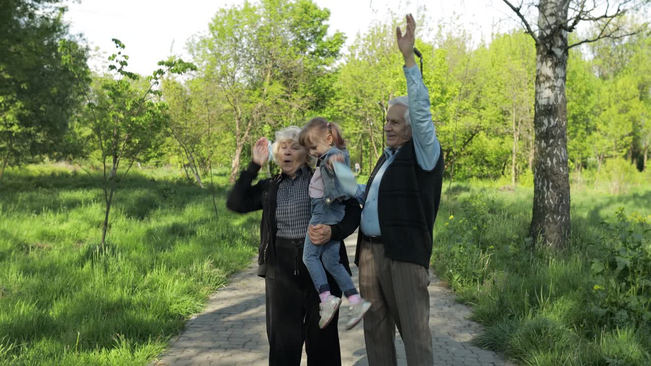 familia de abuelos se quita las máscaras médicas después del final de la cuarentena contra el coronavirus
