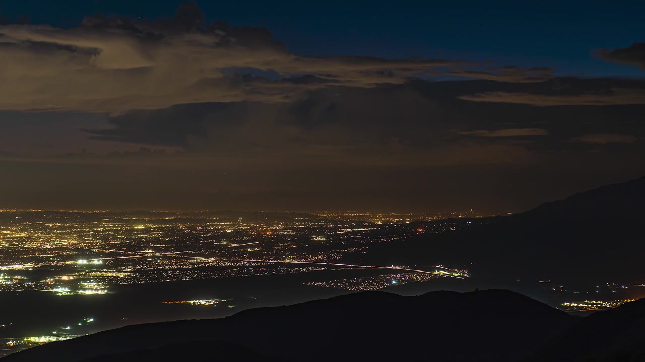 Time Lapse de una tormenta eléctrica sobre Pasadena y Los Ángeles, California, filmado al atardecer mirando al oeste desde la carretera Rim of the World en las montañas de San Bernardino el 4 de octubre de 2021.