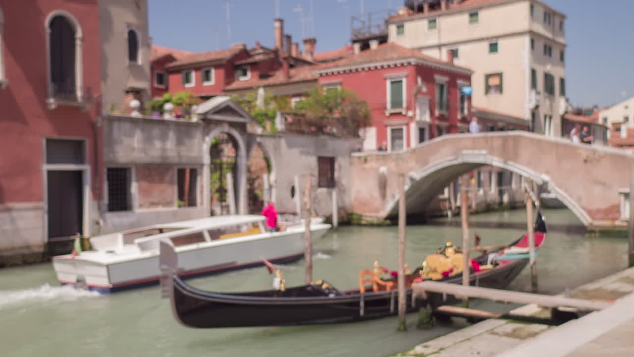 베네치아에서 포옹하는 커플