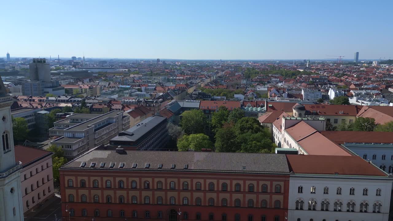 mejor vista aérea desde arriba vuelo iglesia st ludwig ciudad ciudad de munich alemania bávaro, verano cielo azul soleado día 23