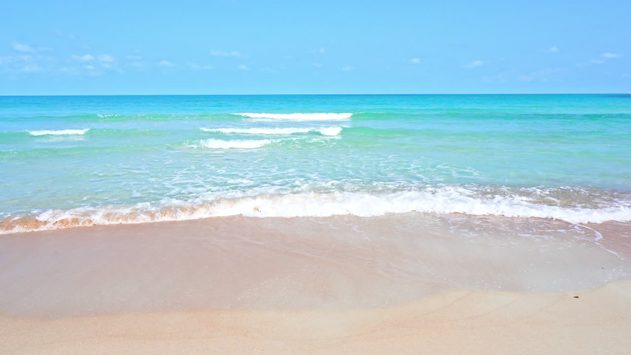 열대 해변의 하얀 모래에 부서지는 청록색 바다 파도, 슬로우 모션