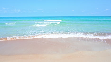 Turquoise-Sea-Waves-Breaking-on-White-Sand-of-Tropical-Beach,-Slow-Motion