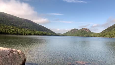 4k-Mujer-Se-Para-En-Una-Roca-Y-Mira-El-Estanque-Jordan-En-El-Parque-Nacional-Acadia-En-Maine