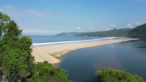 Dschungelbedeckte-Felsen-Am-Rande-Des-Strandes-Pantai-Soge-In-Java,-Indonesien