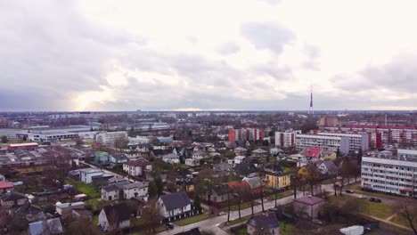 área-De-Casa-Privada-En-Los-Suburbios-De-Riga-Con-Torre-De-Televisión-En-El-Horizonte,-Vista-Aérea