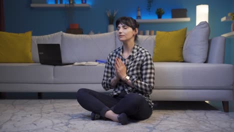 la mujer que medita.