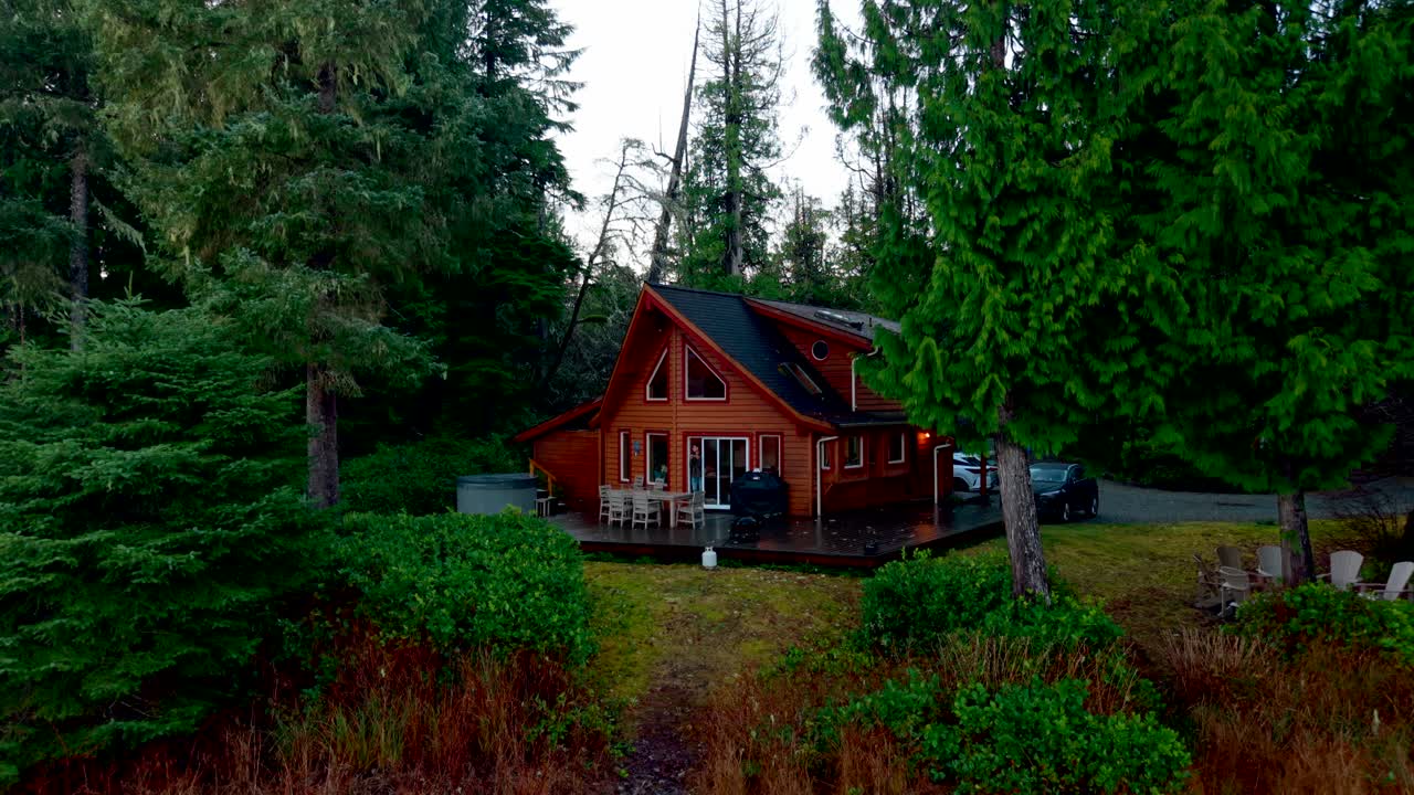 tomada de drone de tofino en la isla de vancouver que muestra colores de otoño, costa escarpada y olas del océano en una vista aérea panorámica.
