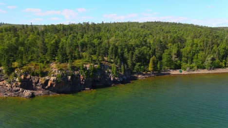 Orilla-Del-Lago-Superior-Minnesota,-Bosque-Y-Orilla-Del-Lago-Horario-De-Verano